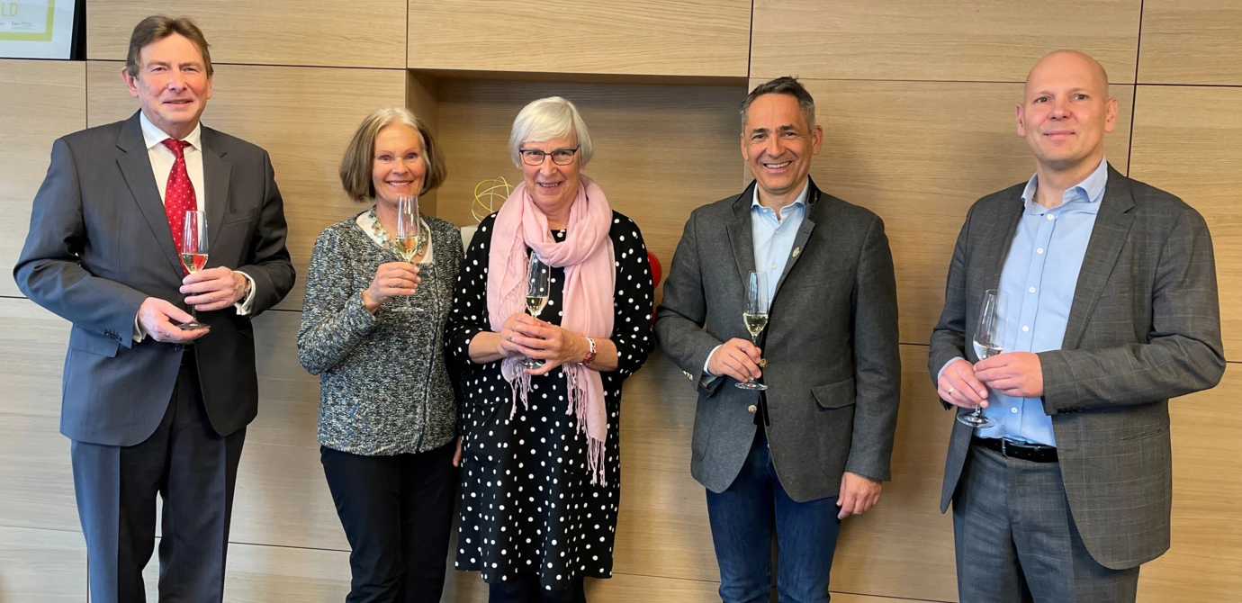 Freuen sich auf die künftigen, gemeinsamen Erfolge (v. l. n. r.): Gerhard Bednarsky, Elisabeth Prath und Christa Csar von der Bauunternehmung Prath, Rhomberg Bau-Eigentümervertreter Hubert Rhomberg und Bernhard Holper, ebenfalls Prath. Freuen sich auf die künftigen, gemeinsamen Erfolge (v. l. n. r.): Gerhard Bednarsky, Elisabeth Prath und Christa Csar von der Bauunternehmung Prath, Rhomberg Bau-Eigentümervertreter Hubert Rhomberg und Bernhard Holper, ebenfalls Prath.